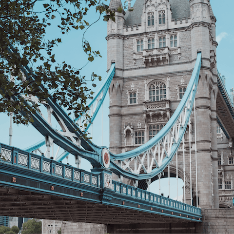 Stroll down to the Thames to take in the imposing silhouette of Tower Bridge and the adjacent Tower of London – a ten-minute walk away