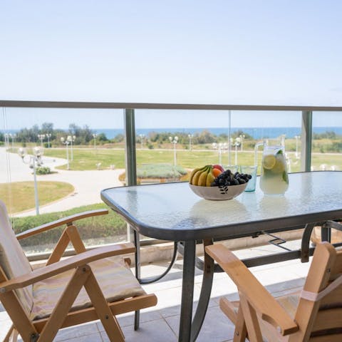 Retreat to the balcony & feast on fresh fruit as you gaze out over the ocean
