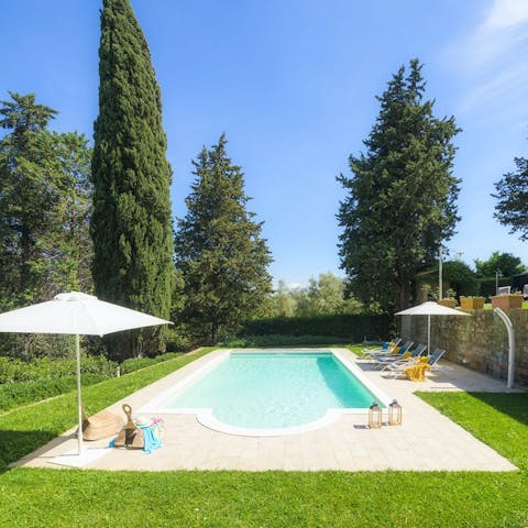 Relax by the pool with views of the countryside 