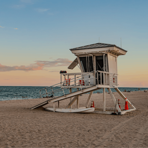 Stay just a ten-minute drive away from the sandy shoreline of Las Olas Beach