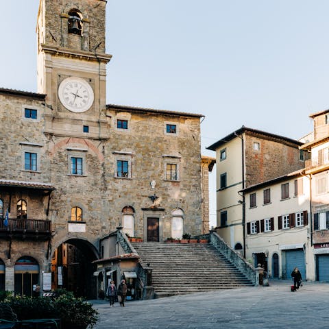 Explore the hilltop town of Cortona, just 2km away 