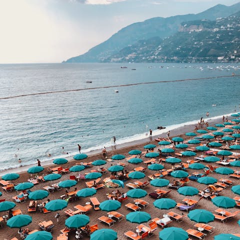 Discover the many beautiful beaches lining the Amalfi Coast