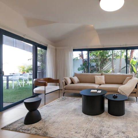 Enjoy a living room filled with natural light thanks to floor-to-ceiling windows