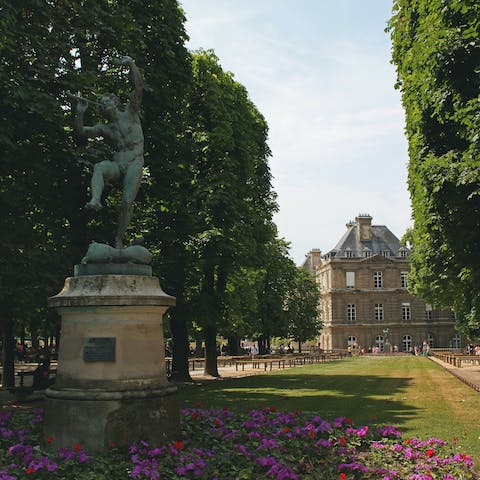 Stroll to gorgeous Luxembourg Gardens in twelve minutes