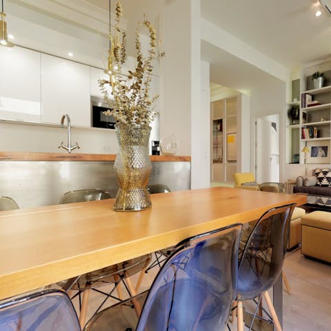 Gather for a meal around the table or dine out at one of the fabulous eateries nearby