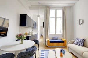 Le Marais Courtyard image 1