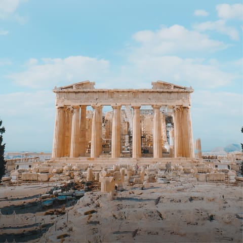 Be within walking distance of Athens' most famous landmarks