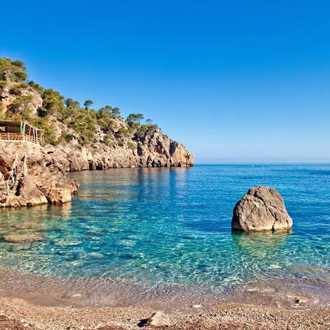 Relax on Cala Deià, 50 metres away via a private path or enjoy lunch at one of the two restaurants here