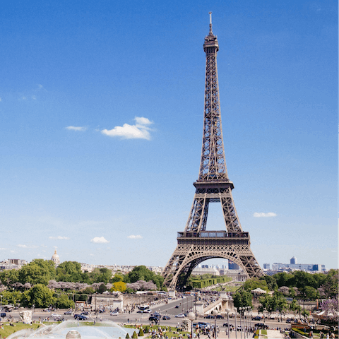Stay less than ten minutes' walk from the Eiffel Tower
