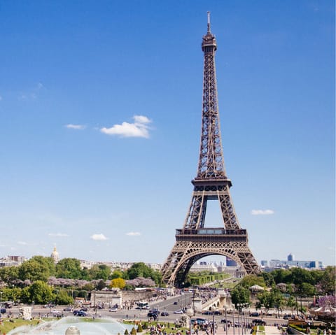 Stay less than ten minutes' walk from the Eiffel Tower