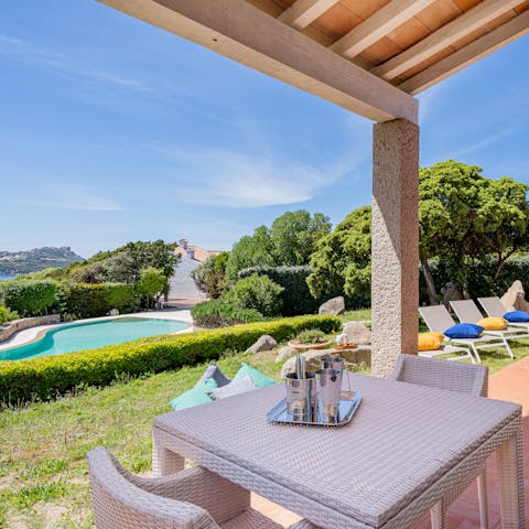 Enjoy alfresco meals in the shade of the pergola