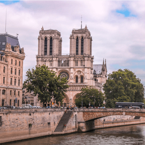 Stroll through atmospheric streets and across the river and be at Notre Dame in twenty minutes