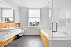 Bloomsbury Beauty image 2