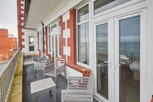 Sunny Promenade image 13