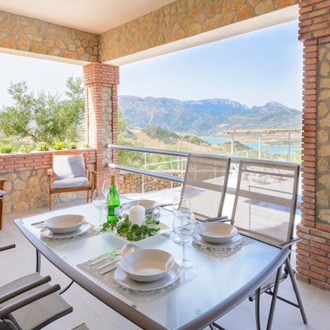 Sit down to an alfresco meal on the patio while feasting on beautiful mountain scenery