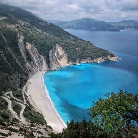 Discover the beautiful nature and sparkling coastline of Kefalonia