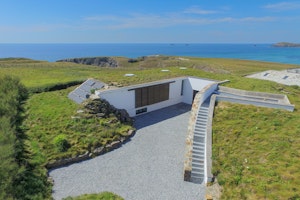 Clifftop Hideaway image 1