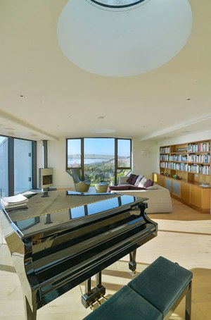 Clifftop Hideaway image 10