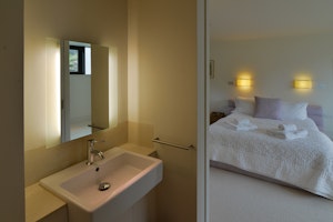 Clifftop Hideaway image 8