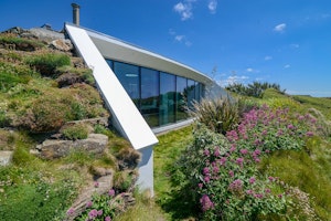 Clifftop Hideaway image 5