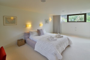 Clifftop Hideaway image 3