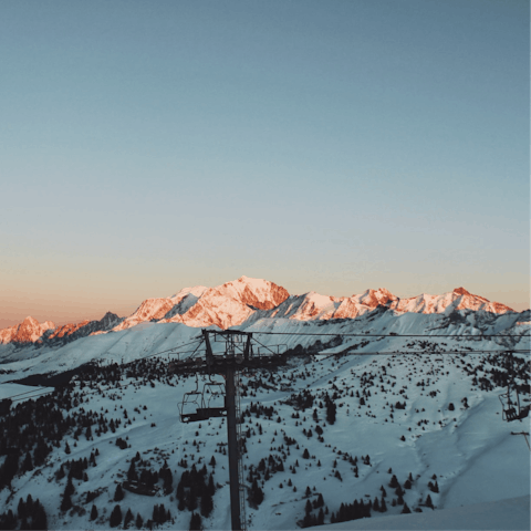 Stay just a fifteen-minute walk from the shops, bars and restaurants of Megève