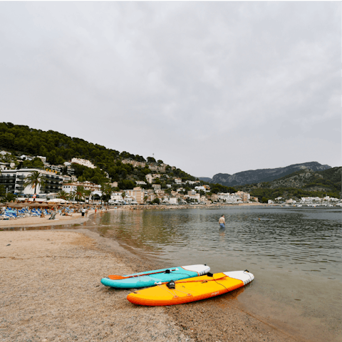 Visit the beach of Port de Sóller for water sports, swimming and sunbathing