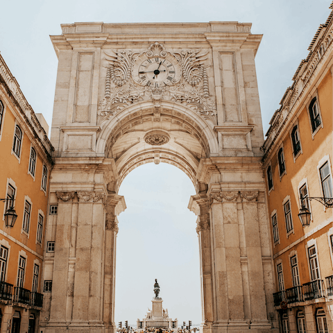 Admire the imposing stature of Arco Truinfal das Amoreiras, just an eighteen minute metro ride away