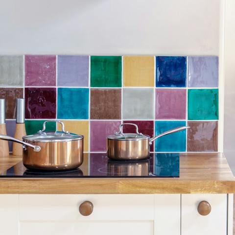 Prepare meals for your guests in the colour of the loft kitchen