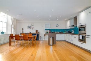 Calm in Clapham image 10