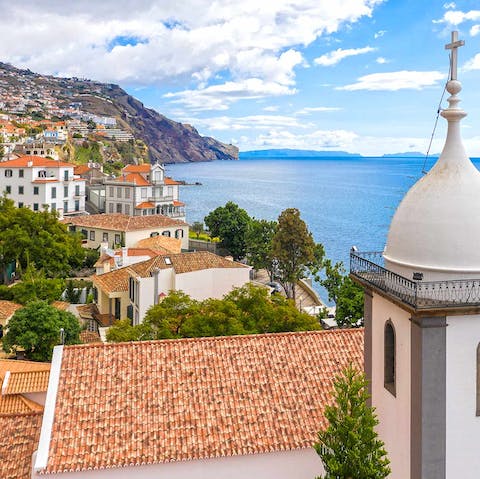 Stay just two minutes away from Funchal Bay, a prime position for exploring
