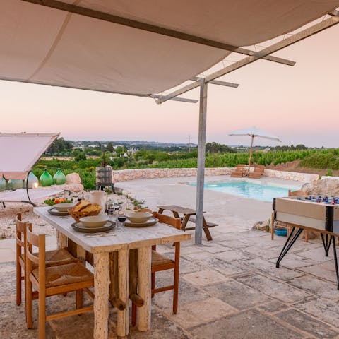 Enjoy alfresco dinners in the sunset hue 