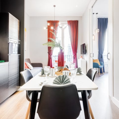 Enjoy light–hearted evenings around the dining table