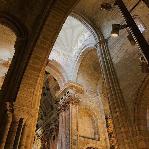 Visit Porto Cathedral, fourteen minutes on foot