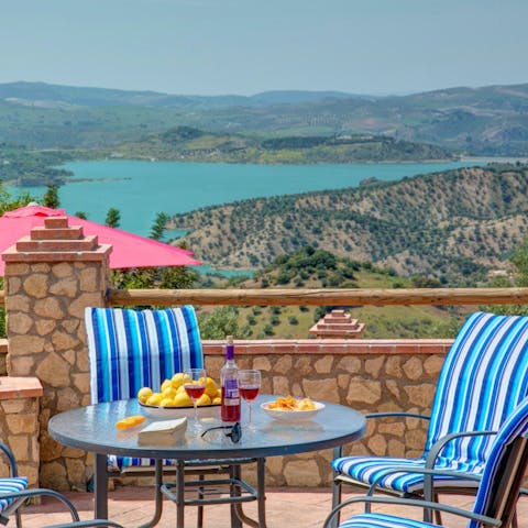 Enjoy an aperitif overlooking the lake of Zahara