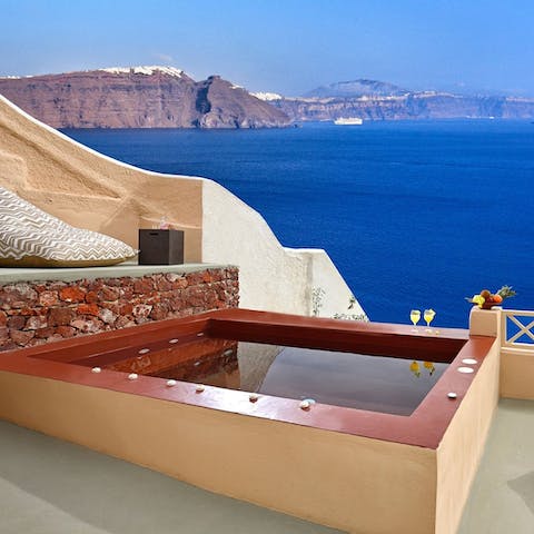 Enjoy the caldera vistas with a glass of Champagne in the Jacuzzi