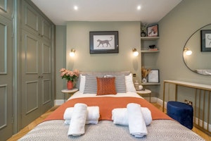 Crown & Anchor image 3
