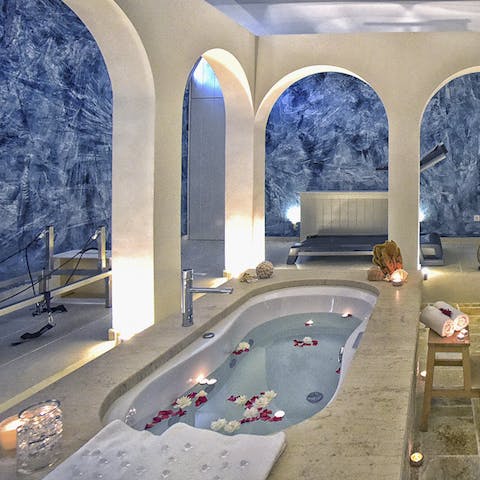 Relax in your luxurious private jacuzzi 