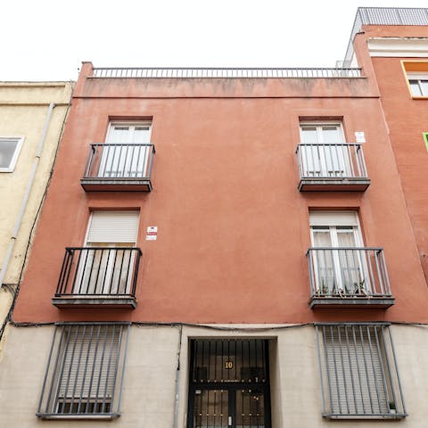 Stay in a traditional building, with Puente de Vallecas station is just a minute’s walk away