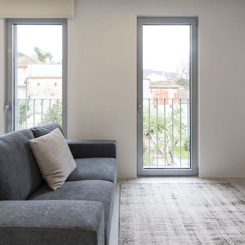 Get cosy in the bright and comfy living area and enjoy movie evenings, glass of wine in hand