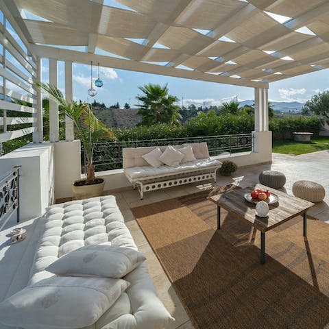 Relax in the shade in the comfortable outdoor lounge
