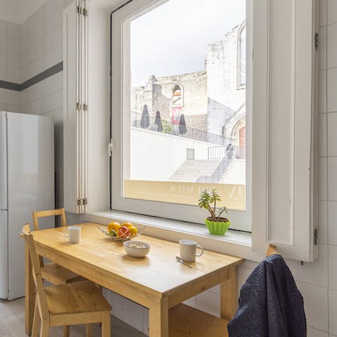 Tuck into your breakfast while watching over the Carmo convent