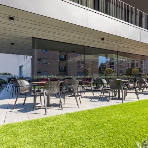 Make sure of the outdoor restaurant and bar, the perfect spot for a morning coffee in the sun