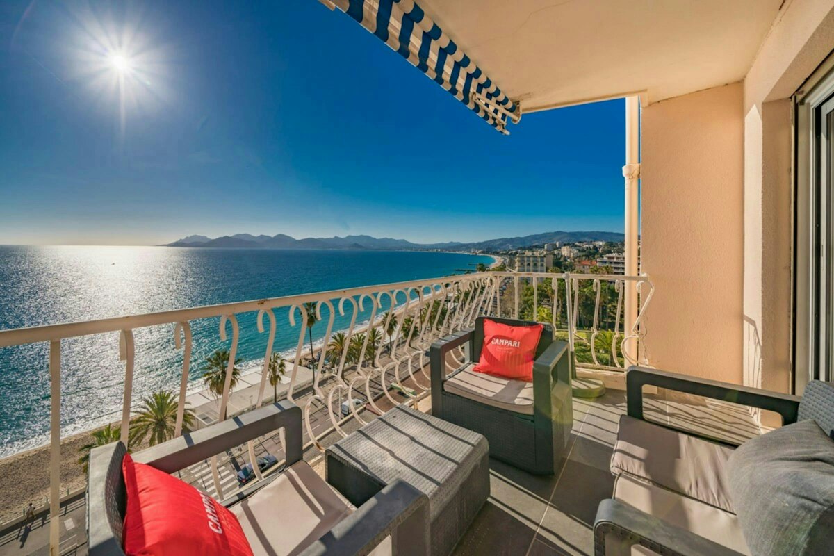 The Blue Lookout, Provence-Alpes-Côte d'Azur