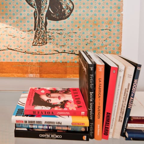 Select a book from the extensive collection – we recommend Volver