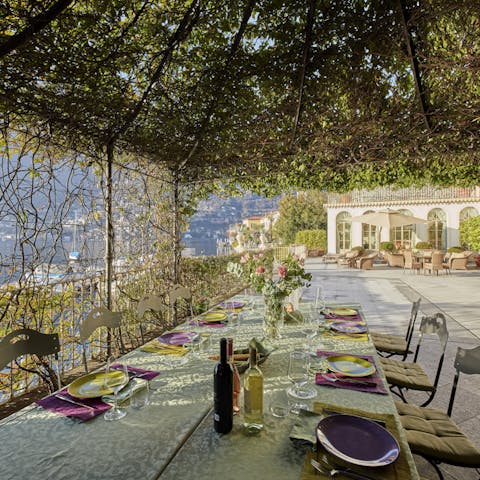 Dine with sunshine filtered through the vine-covered pergola