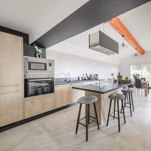 Cook and eat in the contemporary kitchen