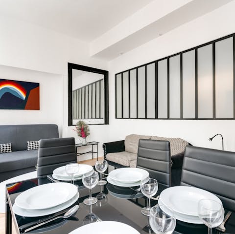 Prepare your favourite dishes and serve up your culinary creations at the smart dining table