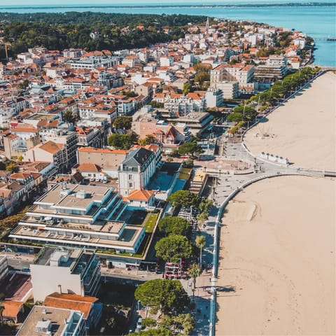 Explore the charming seaside resort of Arcachon, thirty-seven minutes away on foot or thirteen by bike