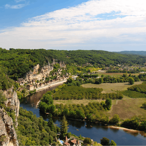 Canoe up the Dordogne River – reachable in eight minutes by car